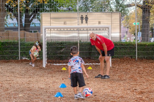Kinder spielen Fussball
