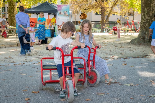 Kinder bei Bewegungsaktivitäten